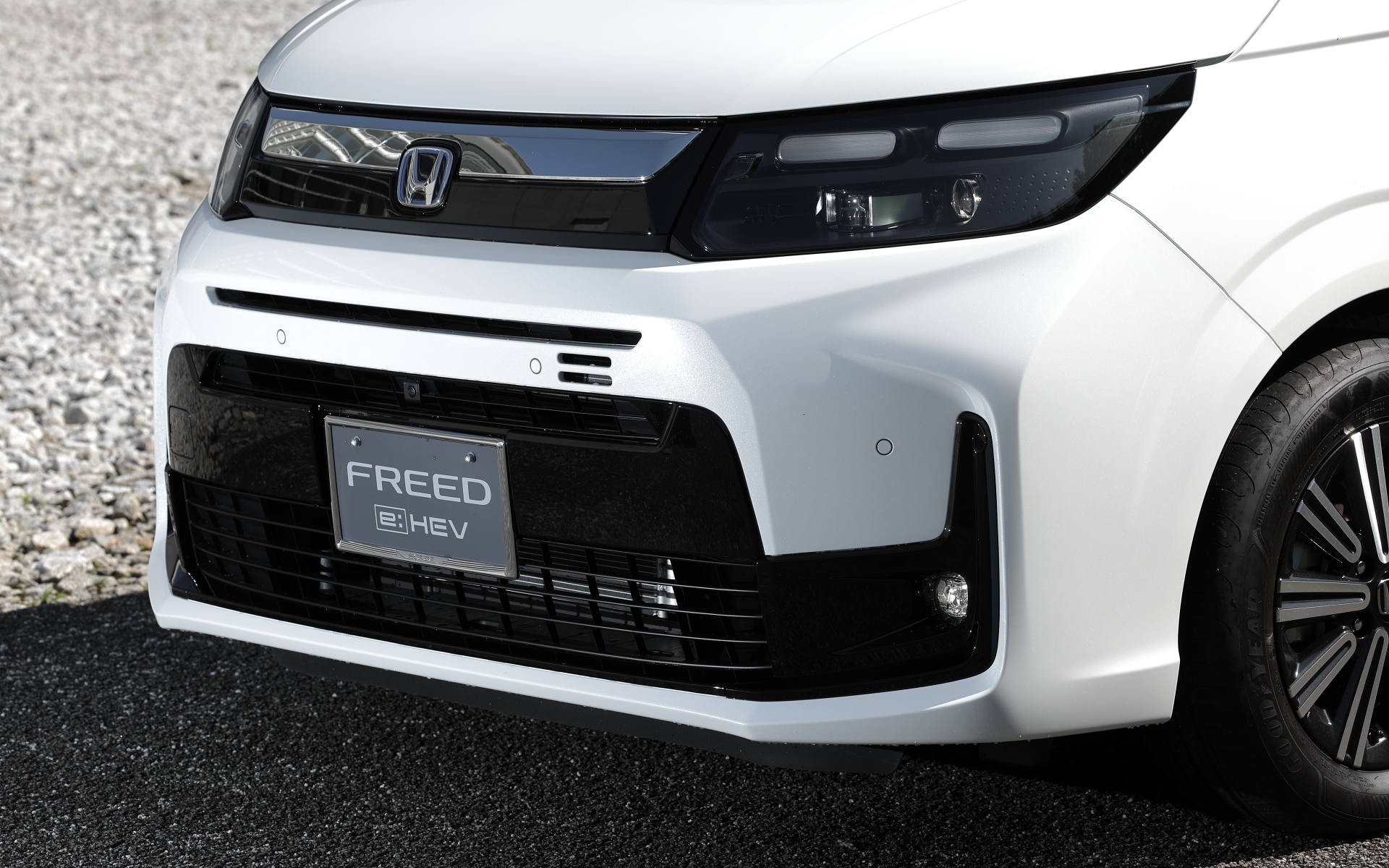 エアロバンパー（LEDフォグランプ付）。価格はフォグランプ色クリアが14万800円～、フォグランプ色イエローが14万3000円～