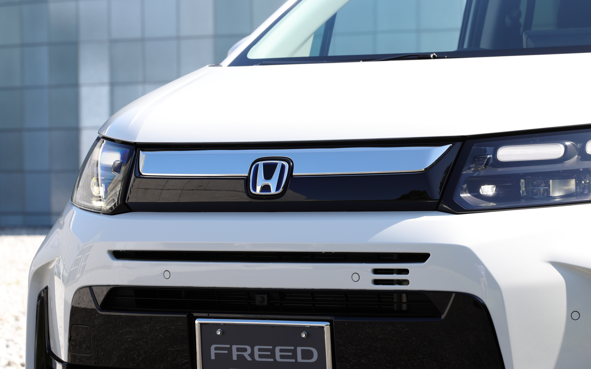 フロントグリル（ベルリナブラック×クロームメッキ）の価格は3万6850円。フロントグリル用エンブレムはガソリン車用とe：HEV車用が用意され、価格は各1650円