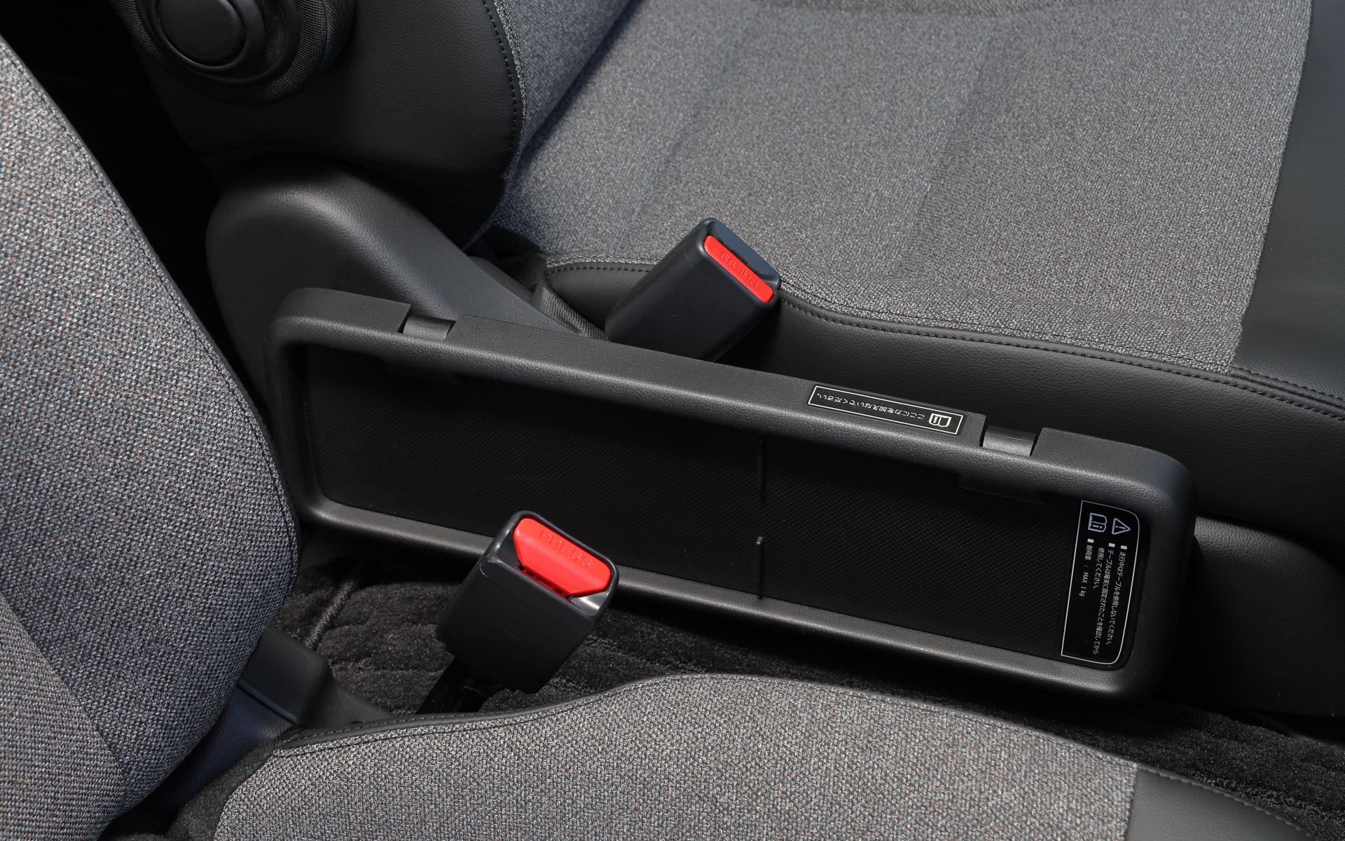 折りたむことでウォークスルースペースを確保