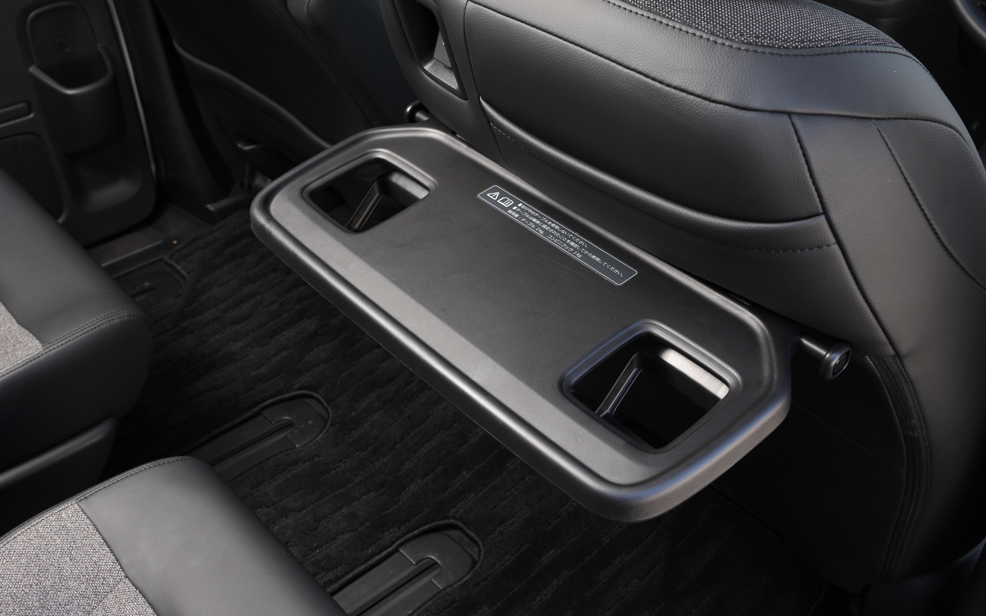 シートバックテーブル。価格は9900円