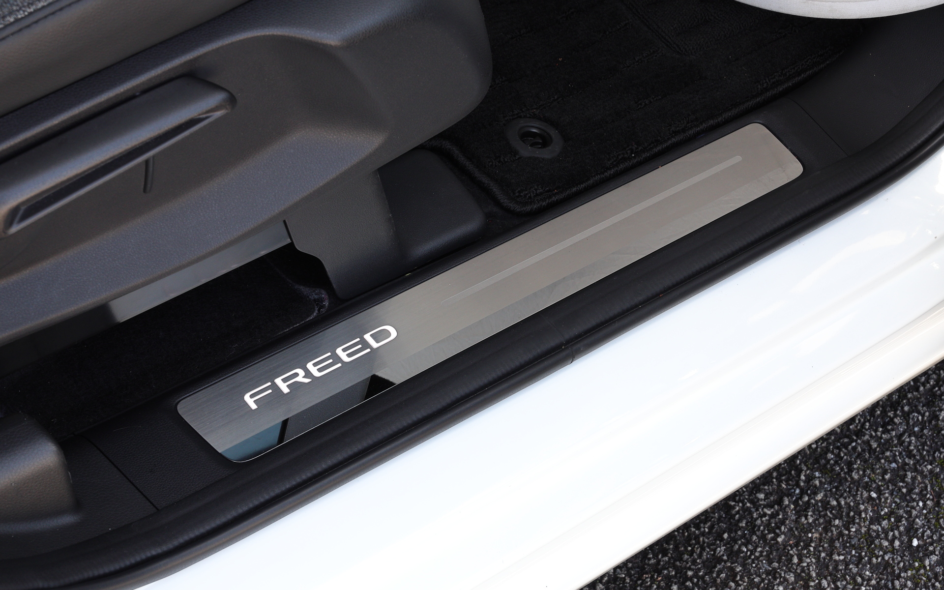 サイドステップガーニッシュ（LEDホワイトイルミネーション［ドア開閉・ルームランプ連動/FREEDロゴ］付/ステンレス製/フロント用左右セット）。価格は2万7500円