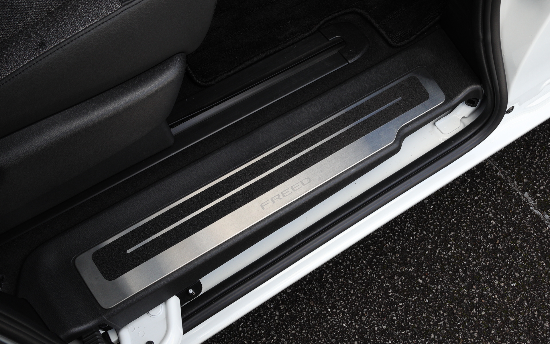 サイドステップガーニッシュカバー（貼り付けタイプ/FREEDロゴ、すべり止め付/ステンレス製/リア用左右セット）。価格は1万6500円