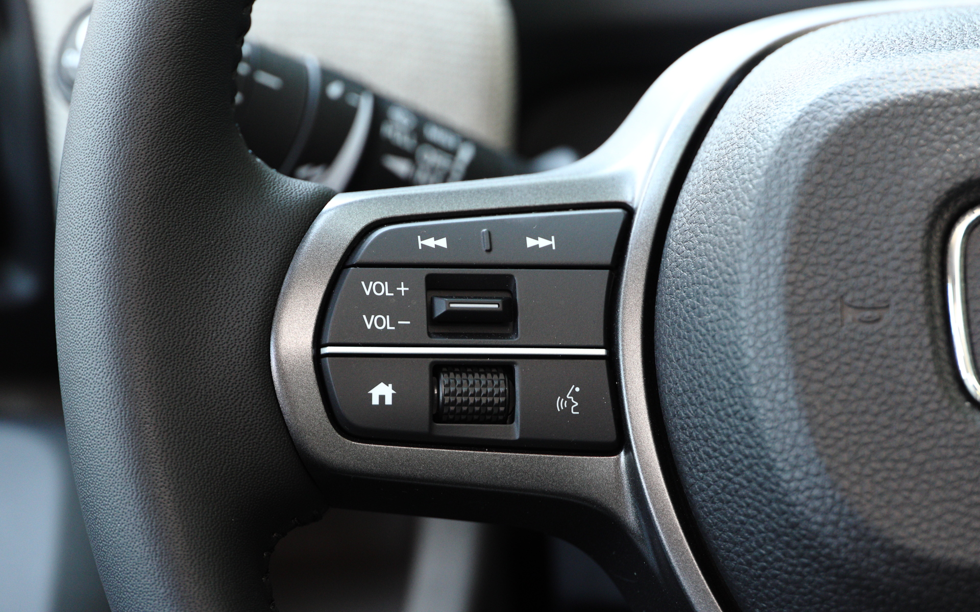 ステアリング左側ボタン。一番下段の中央のダイヤルでメーター内の表示項目の設定や変更ができる