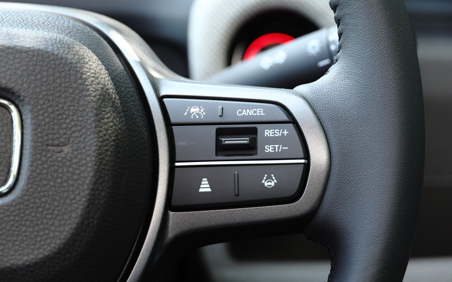 ステアリング右側ボタン。ACC（オートクルーズ）や前方車との車間距離設定、車線維持支援システム（LKAS）などの操作を行える