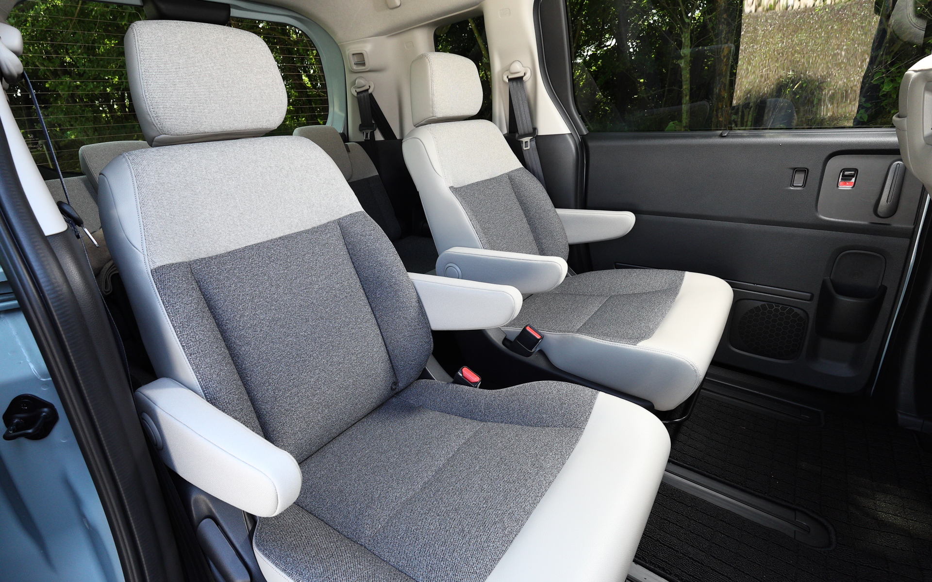 2列目キャプテンシート（両側アームレスト付）