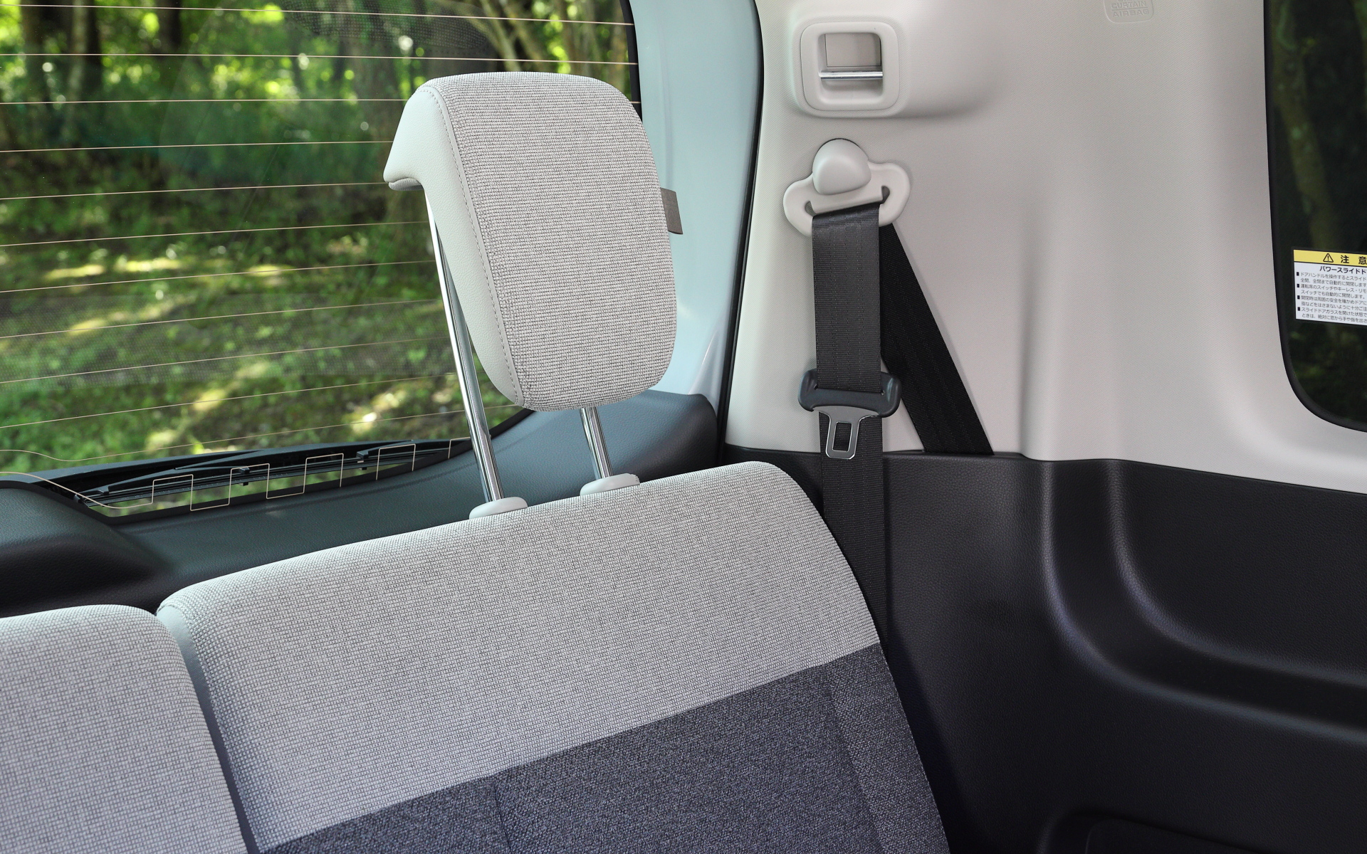 3列目シートのヘッドレスト