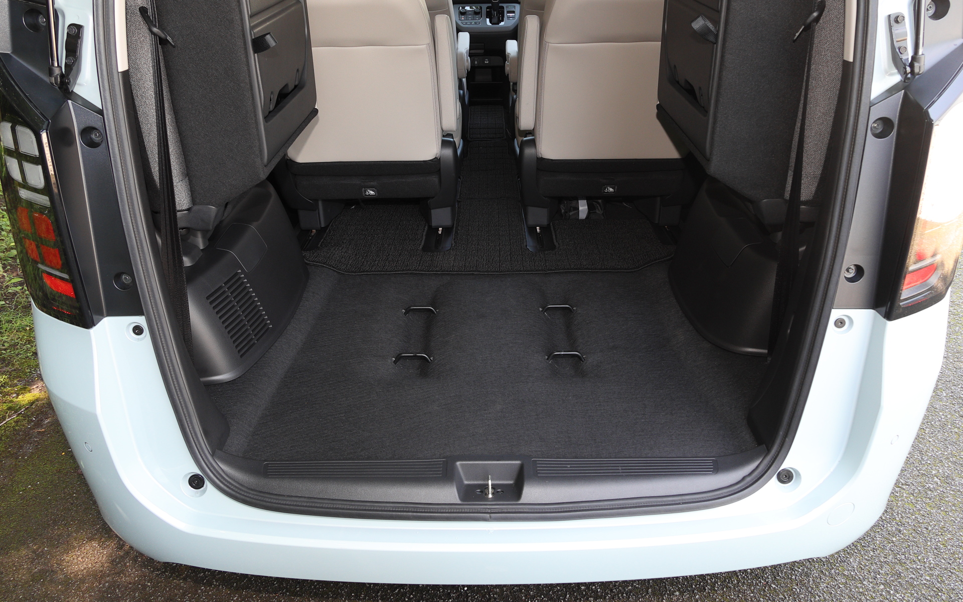 3列目シートを跳ね上げた状態