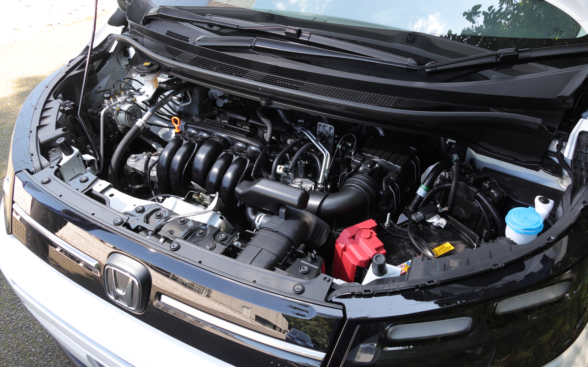 ガソリンモデルのエンジンルーム