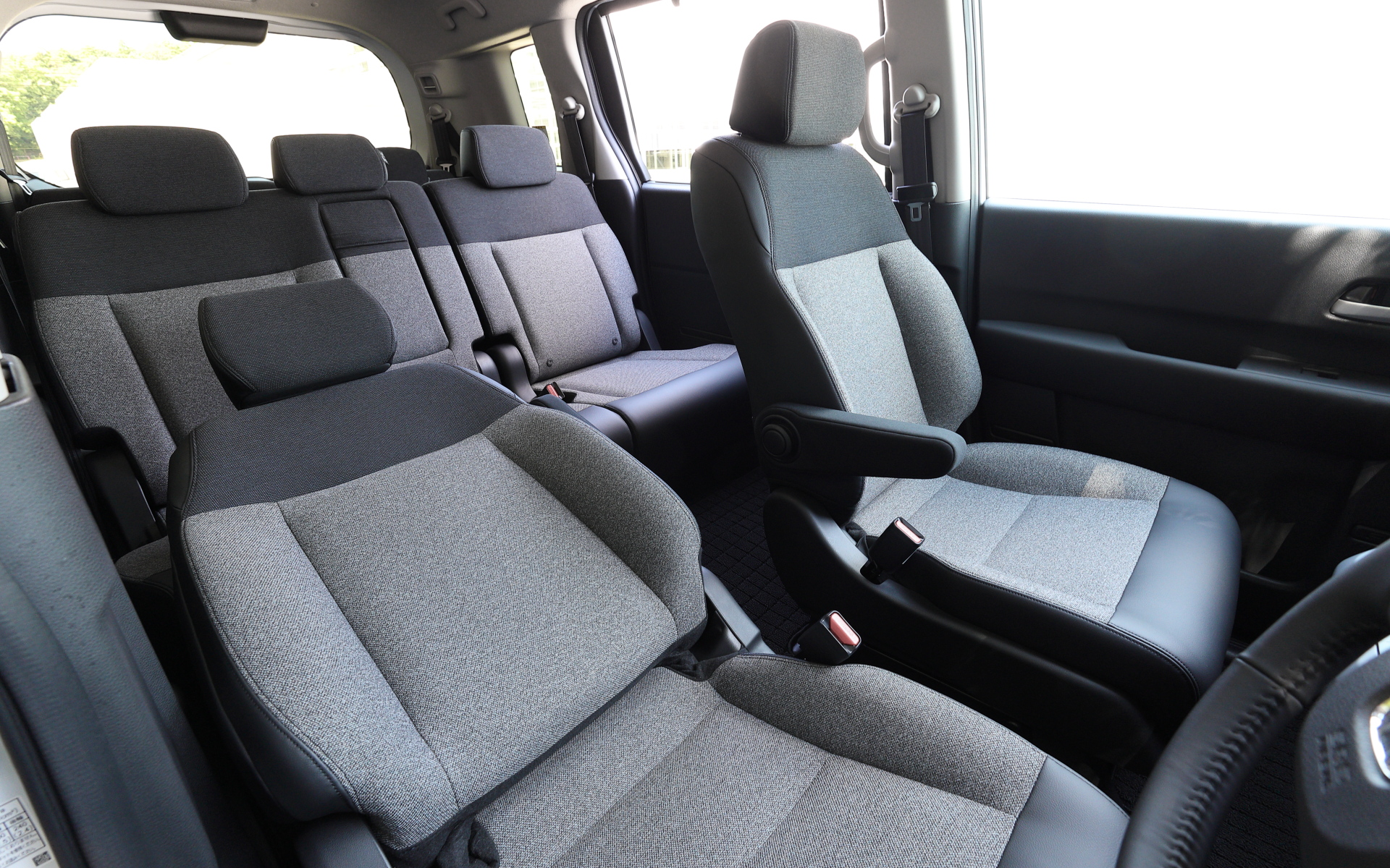 インテリアカラー：ブラック×カーキ