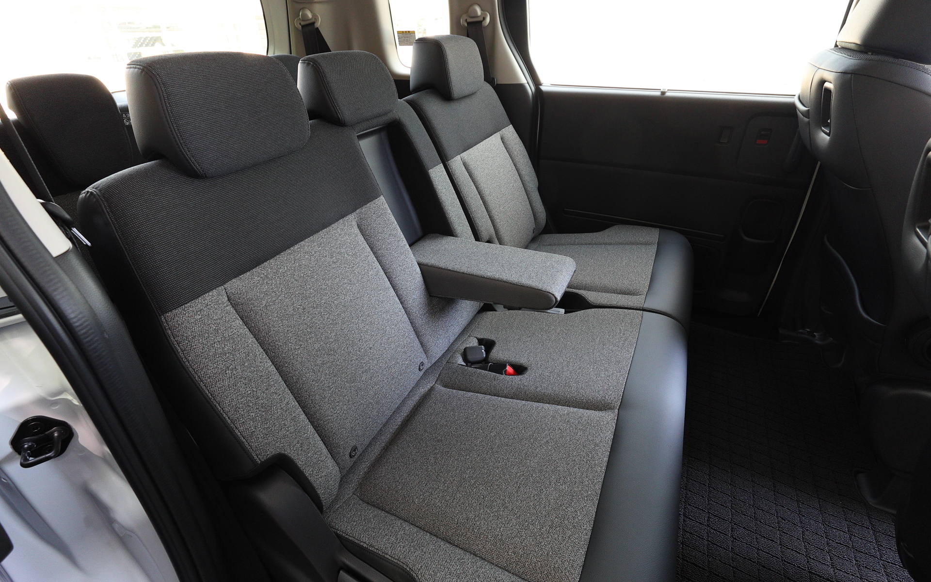 2列目6：4分割タンブルシート（センターアームレスト付）