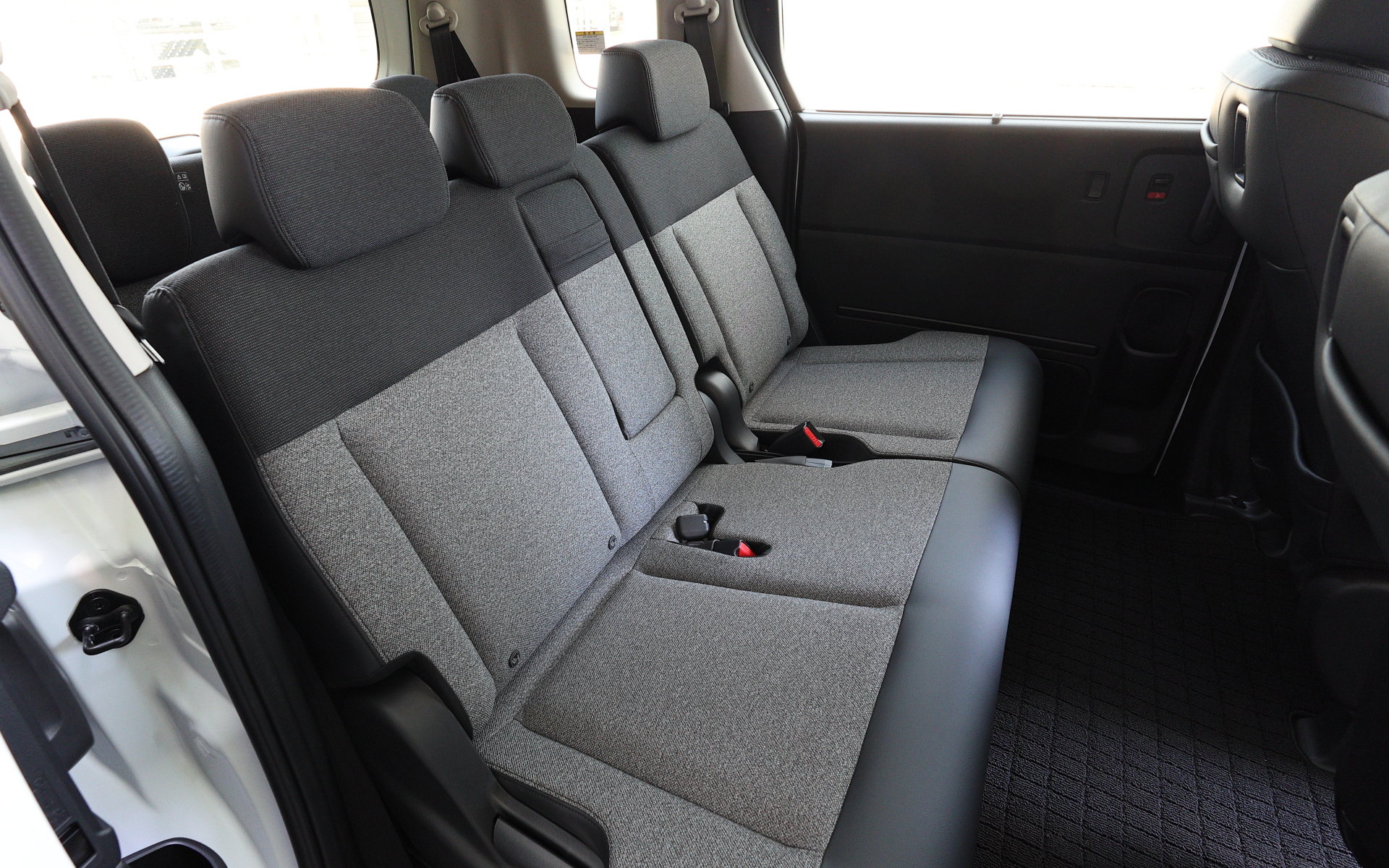 2列目6：4分割タンブルシート（センターアームレスト付）