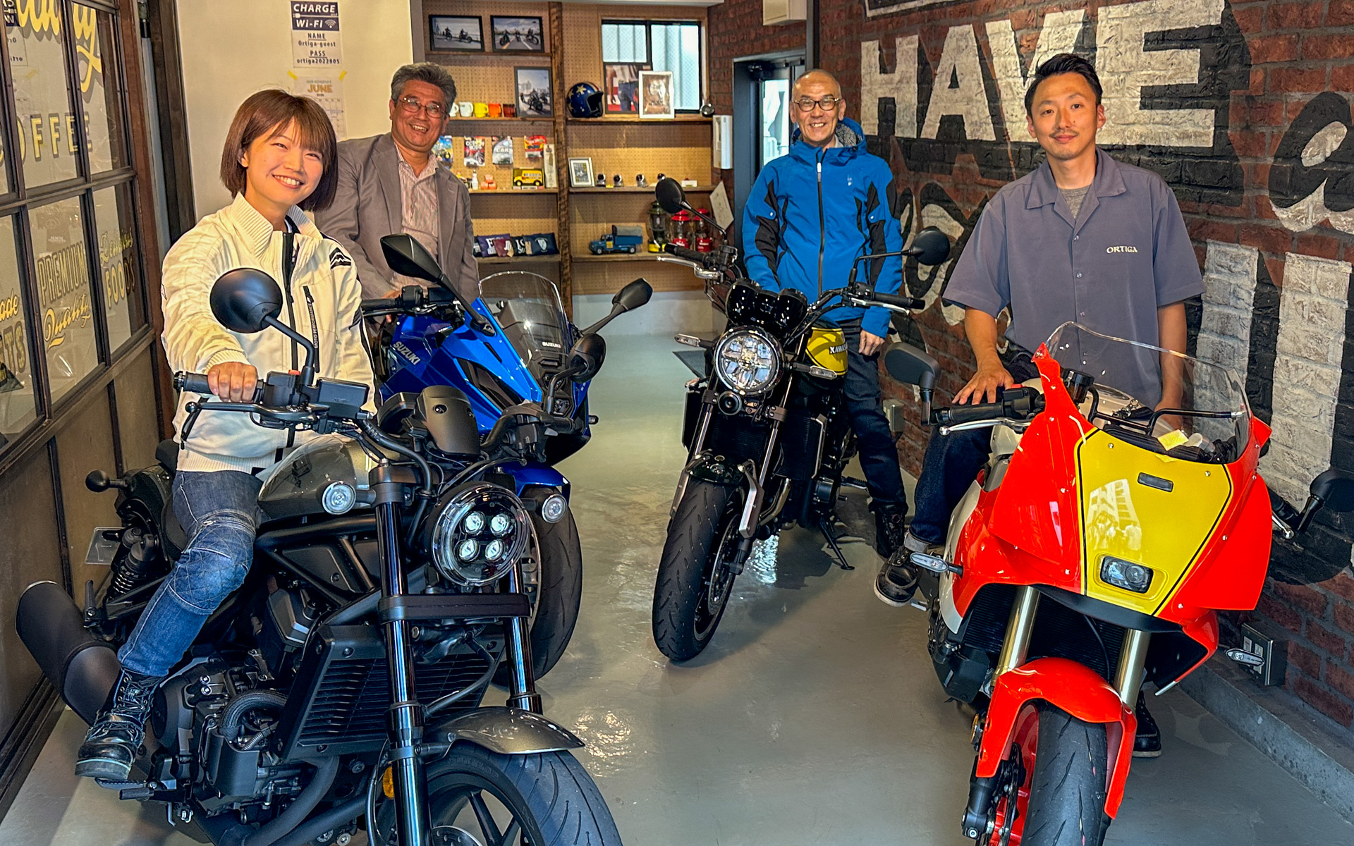 左からゲストの難波祐香さん、日本自動車工業会 常務理事の江坂行弘氏、日本自動車工業会 副会長兼二輪車委員会 委員長の日髙祥博氏（ヤマハ発動機 代表取締役社長 社長執行役員）、ライダーズカフェ「ORTIGA」のマスター田中貞明氏