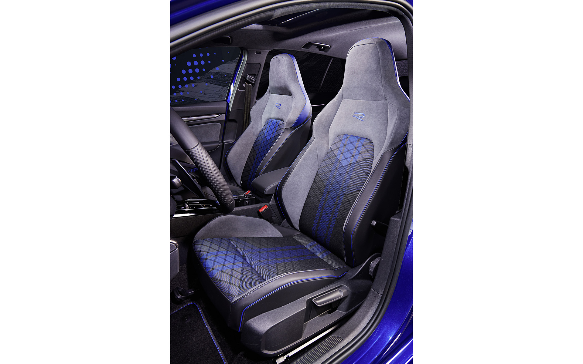 新型ゴルフRのインテリア