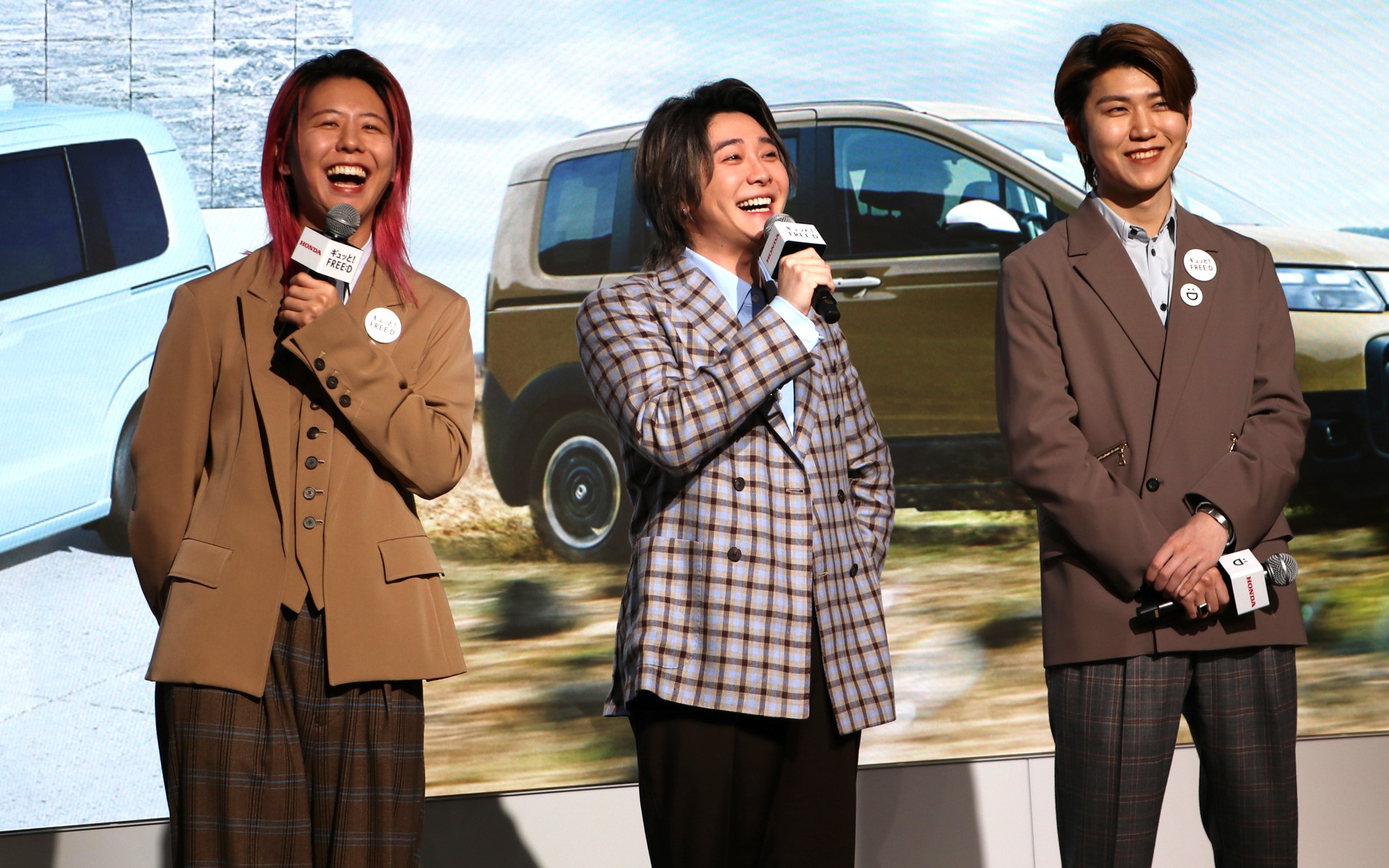 Mrs. GREEN APPLEは2013年結成。2015年にミニアルバム「Variety(バラエティ)」でメジャーデビュー。2020年7月8日にベストアルバム「5」をリリース後、およそ1年8か月の休止期間を経て、2022年3月に活動を再開。7月4日にミニアルバム「Unity(ユニティ)」のリリースとともに復活ライブ「Utopia(ユートピア)」を開催。結成10周年となる2023年7月5日には、アルバム「ANTENNA(アンテナ)」をリリースし、最大規模のアリーナツアーと初のドームライブ「Atlantis(アトランティス)」を開催。また「ケセラセラ」で日本レコード大賞を受賞し、「ダンスホール」でNHK紅白歌合戦に初出場。2024年は4月にリリースしたシングル「ライラック」以降、5か月連続で新曲をリリースすることを発表している。さらに主要ストリーミングサービスでは、計18曲が総再生数1億回を突破。リリースした楽曲の総再生数は73億回超え