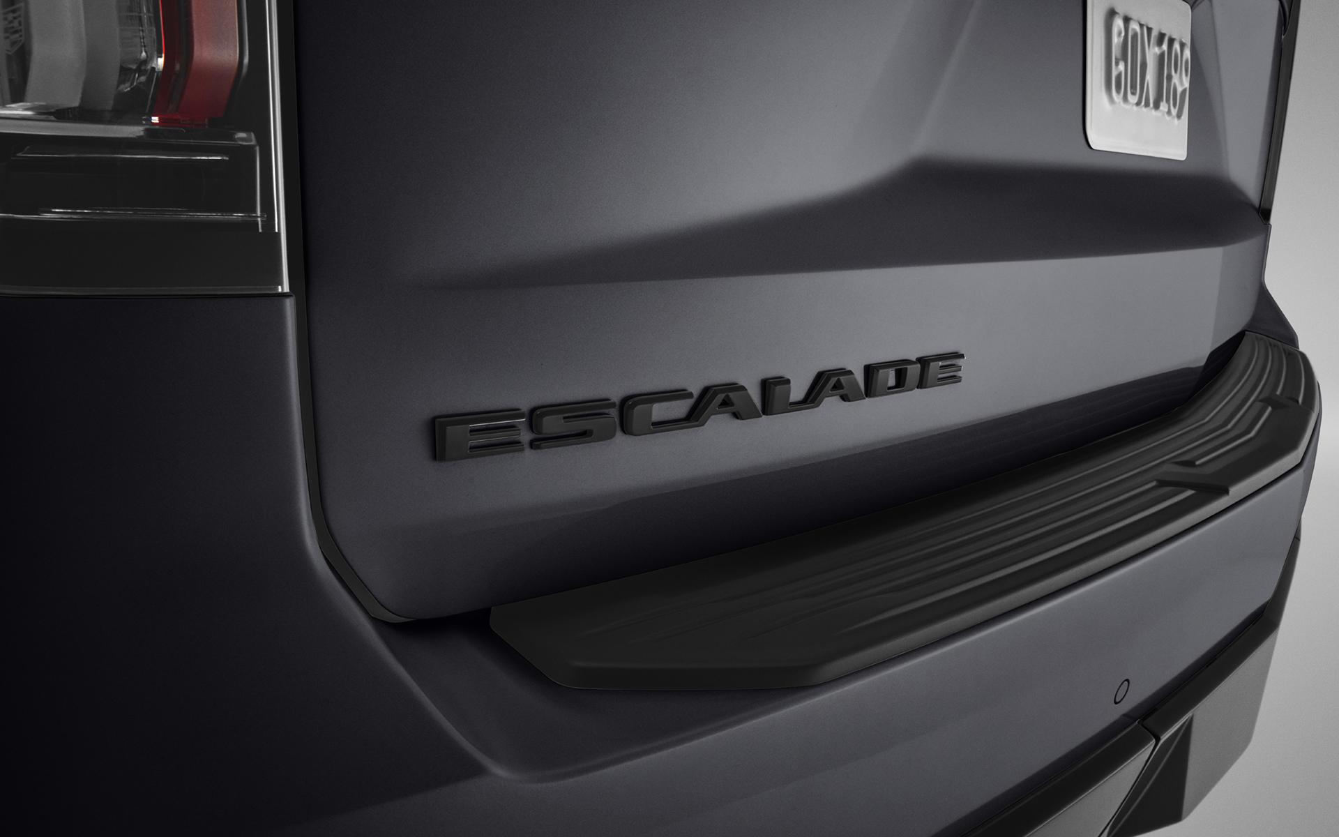 日本初採用の「ギャラクティックグレー メタリック」をボディカラーに採用するとともに、フロントとリアに輝くモノクロームのキャデラック クレストと、リアに装着したグロスブラックのモデルバッヂ＆トルクバッヂが限定モデルの特別感を演出