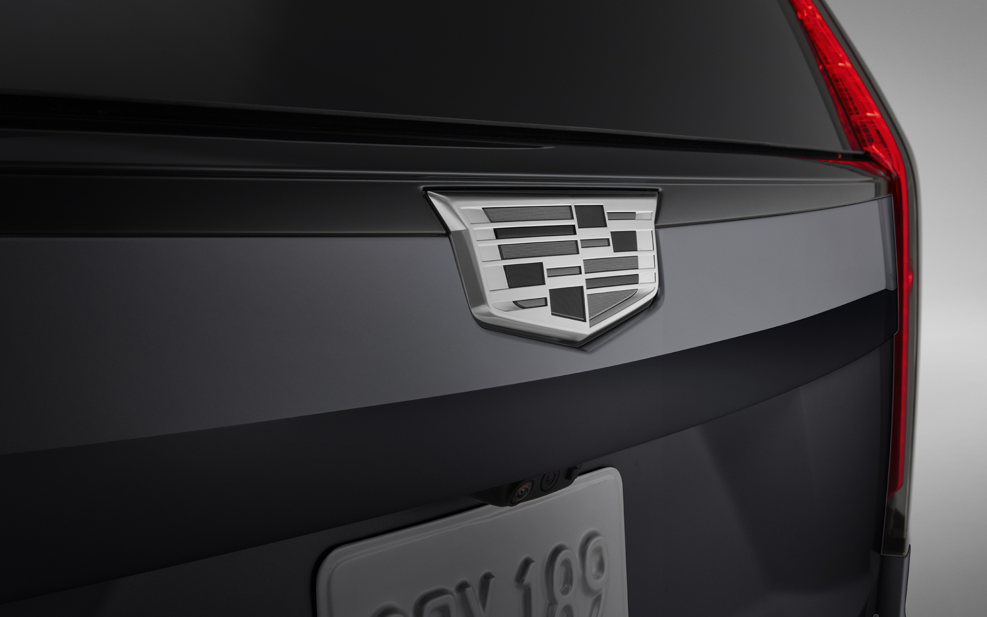 日本初採用の「ギャラクティックグレー メタリック」をボディカラーに採用するとともに、フロントとリアに輝くモノクロームのキャデラック クレストと、リアに装着したグロスブラックのモデルバッヂ＆トルクバッヂが限定モデルの特別感を演出