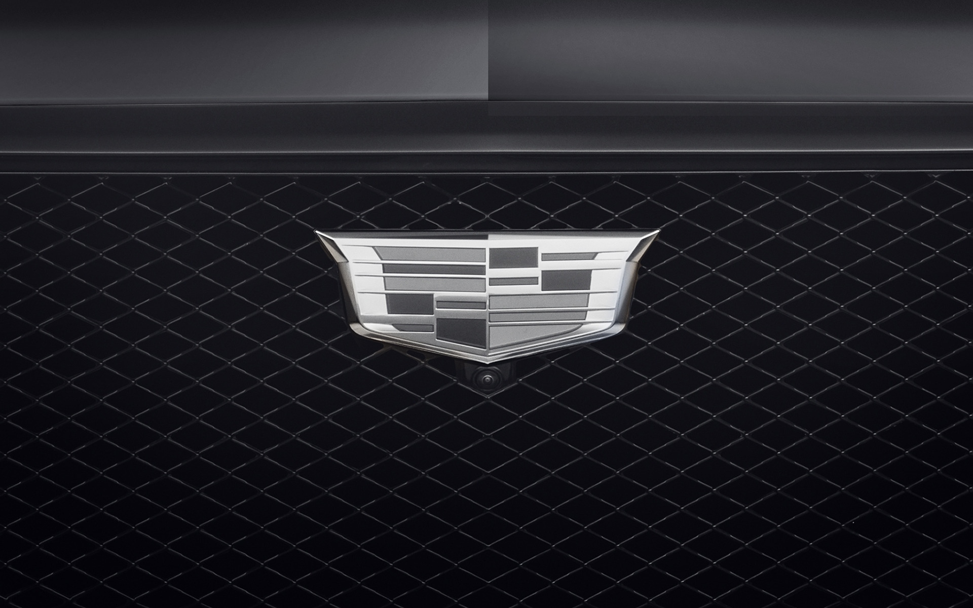 日本初採用の「ギャラクティックグレー メタリック」をボディカラーに採用するとともに、フロントとリアに輝くモノクロームのキャデラック クレストと、リアに装着したグロスブラックのモデルバッヂ＆トルクバッヂが限定モデルの特別感を演出