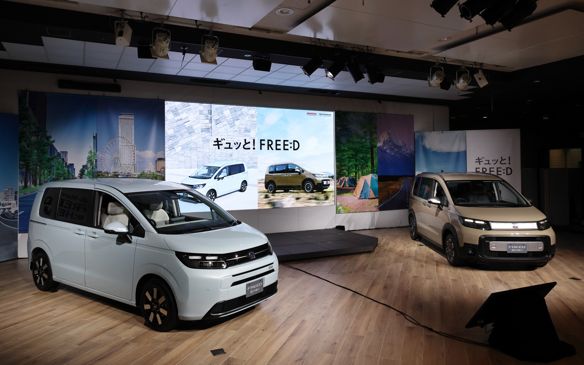 「Mrs.GREEN APPLE」の登場を待つステージに展示されたフリード エアー（写真左）とフリード クロスター（写真右）