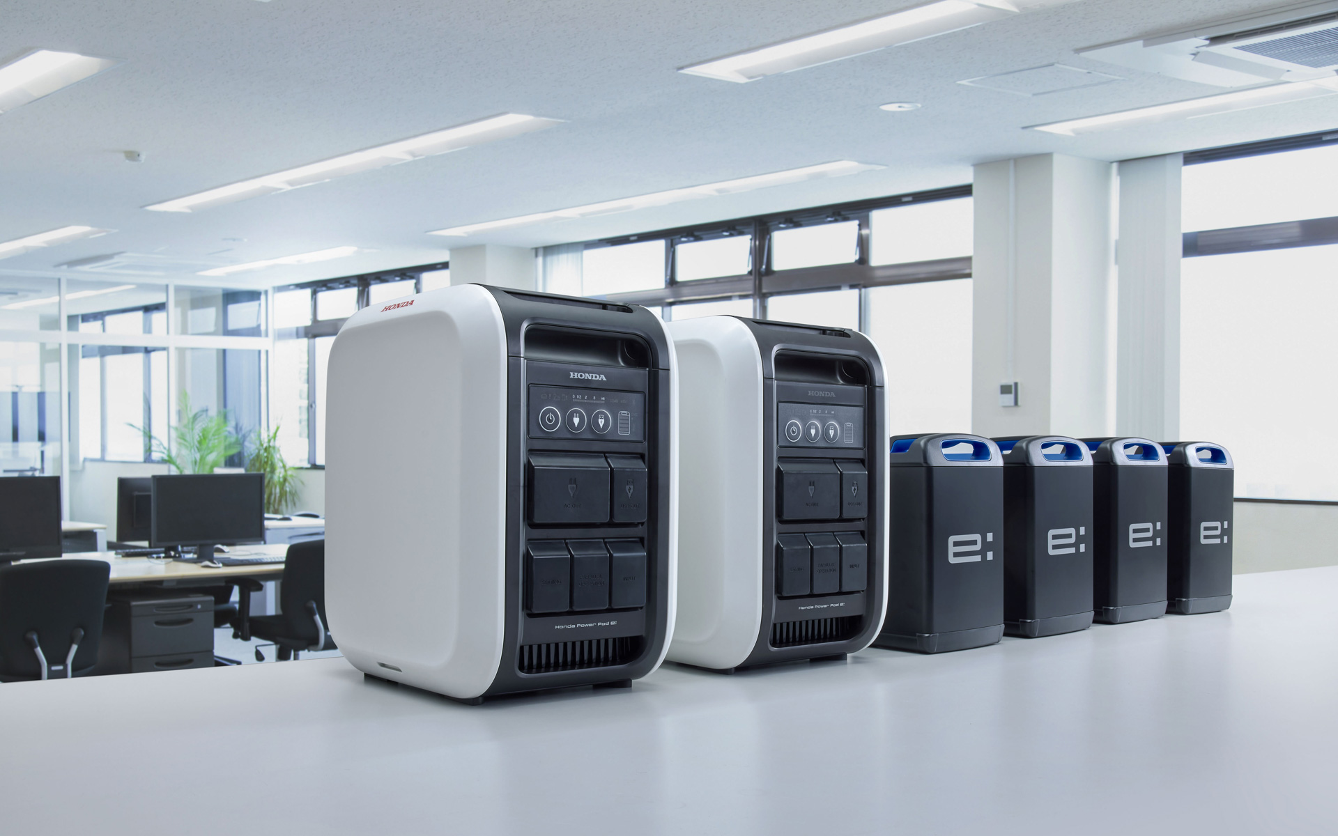 ホンダがポータブル発電機や蓄電機の開発で培った、独自の正弦波インバーター技術を採用。電気の質が求められる精密機器への電力供給も可能