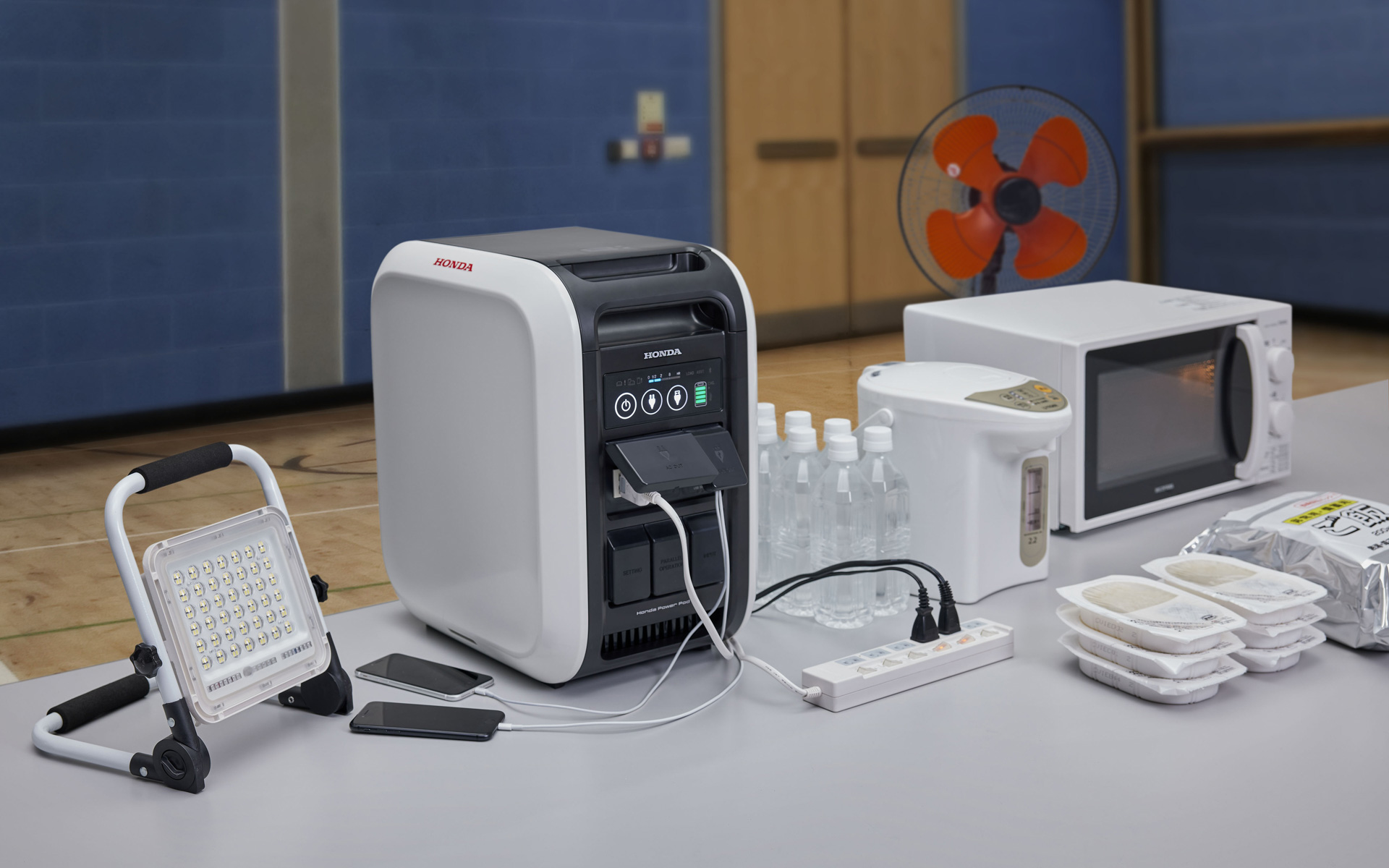 ホンダがポータブル発電機や蓄電機の開発で培った、独自の正弦波インバーター技術を採用。電気の質が求められる精密機器への電力供給も可能