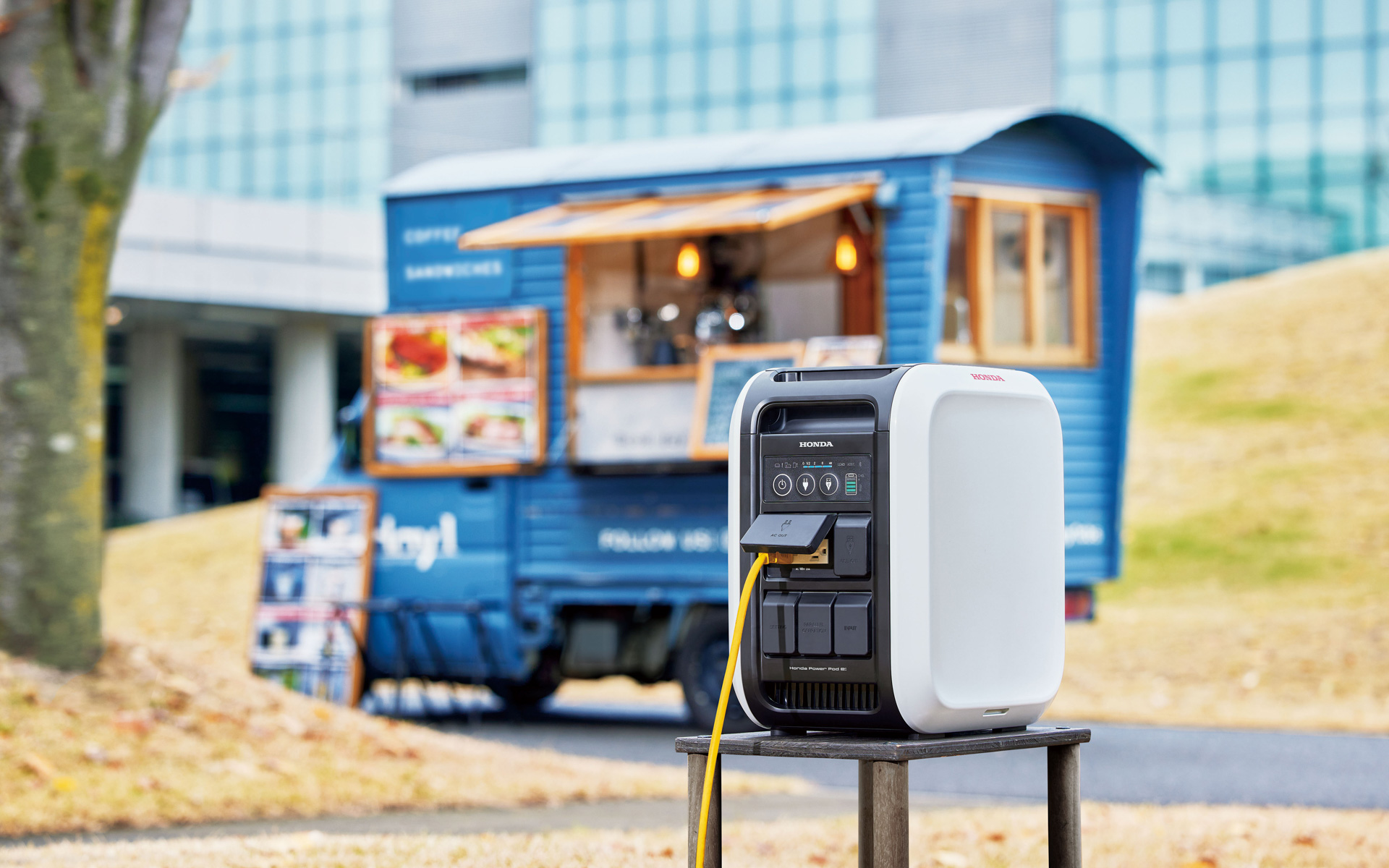 ホンダがポータブル発電機や蓄電機の開発で培った、独自の正弦波インバーター技術を採用。電気の質が求められる精密機器への電力供給も可能