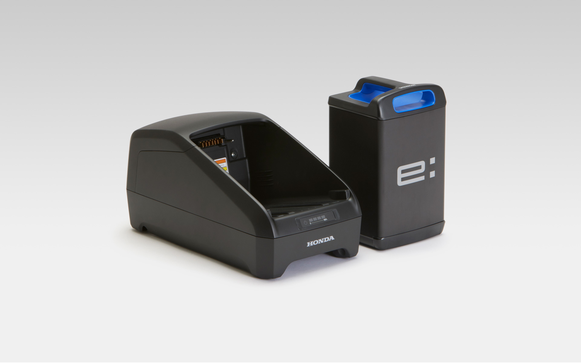 モバイルパワーパック専用充電器の「Honda Power Pack Charger e:」（左）、「Honda Mobile Power Pack e:」（右）