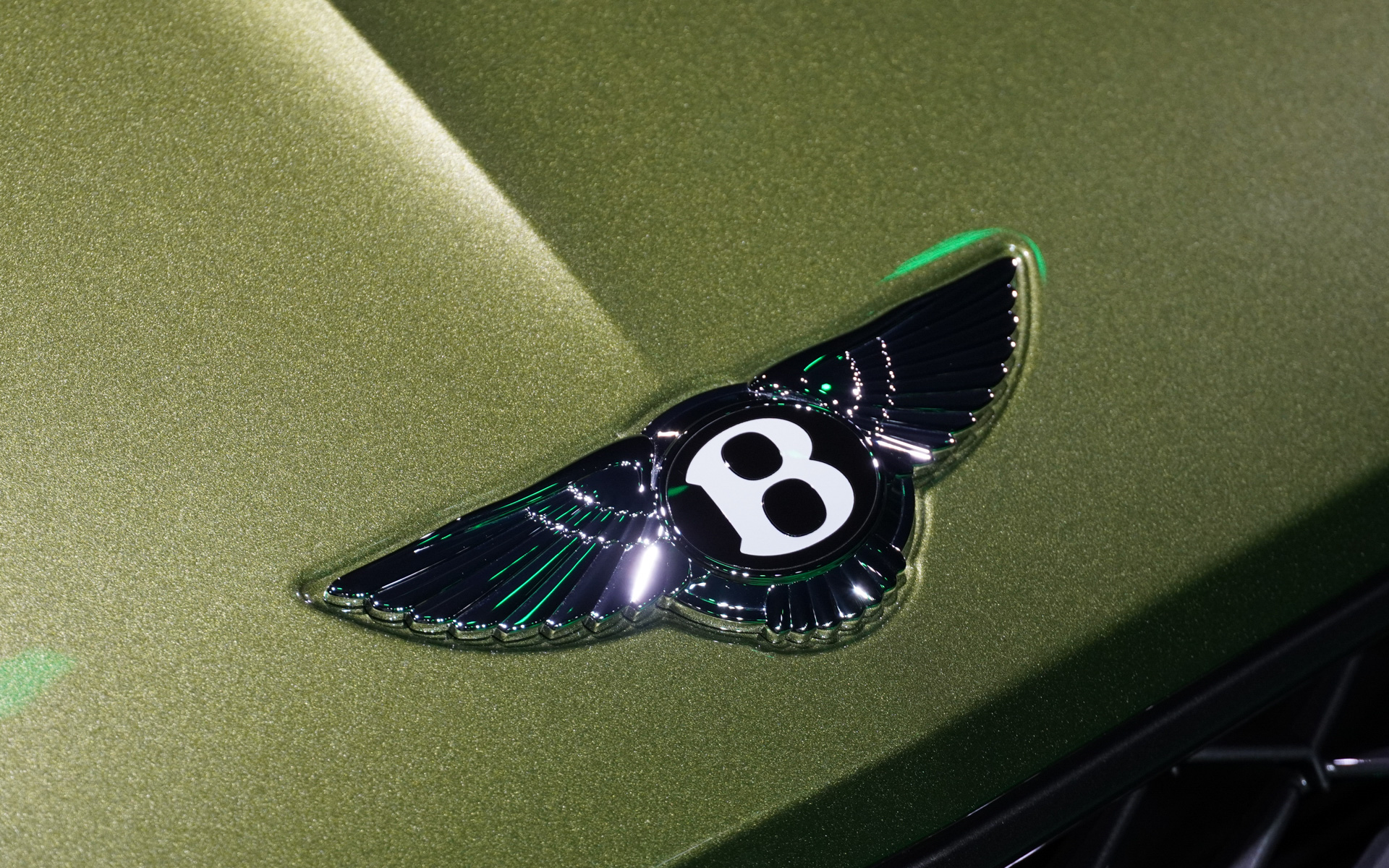 ボンネット先端のベントレーのエンブレム