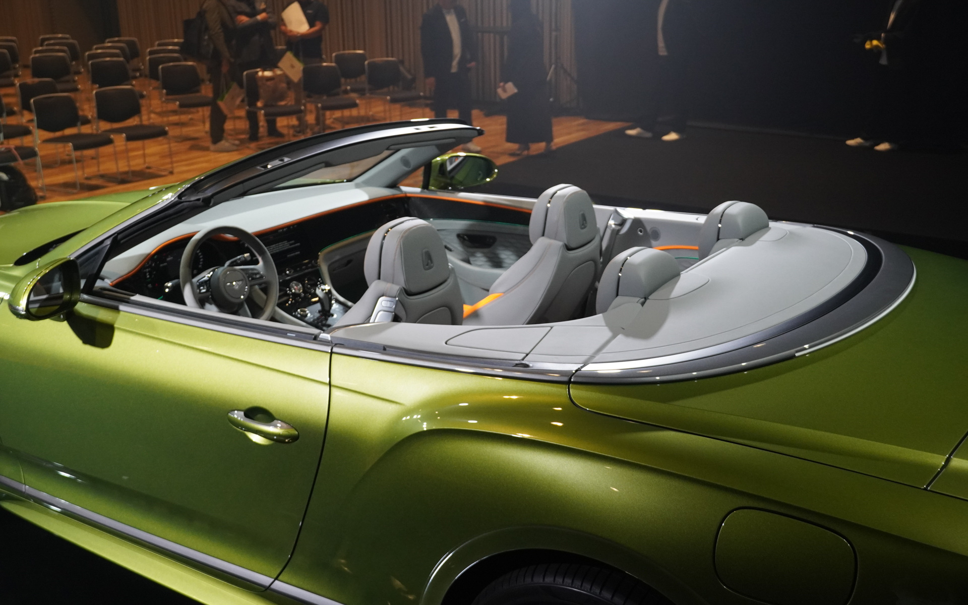 展示車は左ハンドルで用意され、特に日本仕様というわけではない