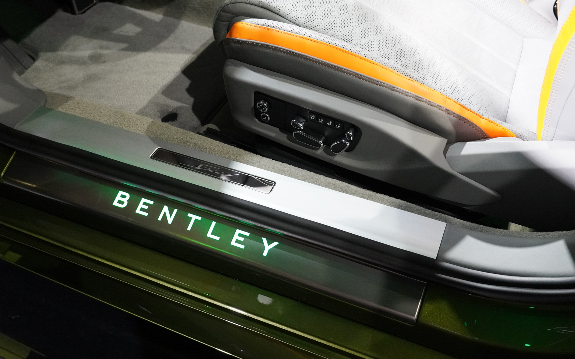 サイドシルはBENTLEYと点灯