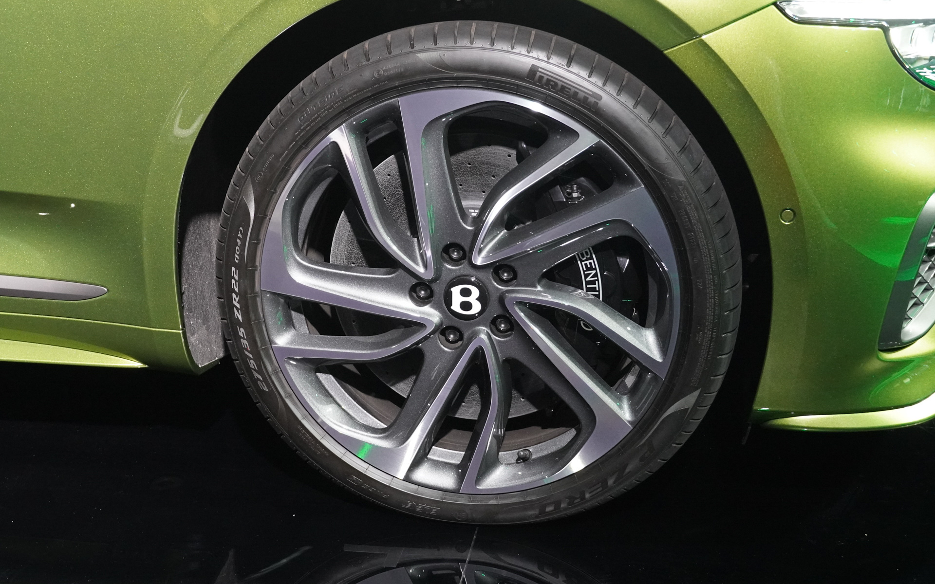 22インチホイール。タイヤはフロントが275/35ZR22、リアが315/30ZR22