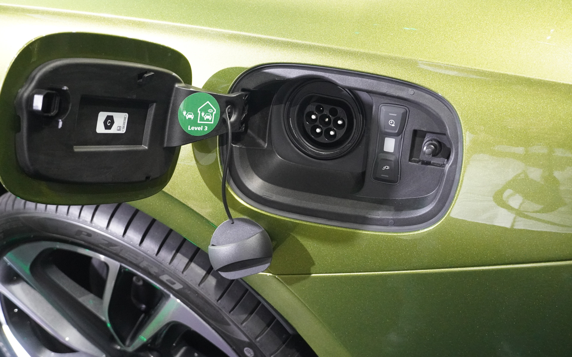 PHEVなので普通充電ポートを設ける。ただし、このクルマは欧州など向けのタイプ2コネクターを装備している