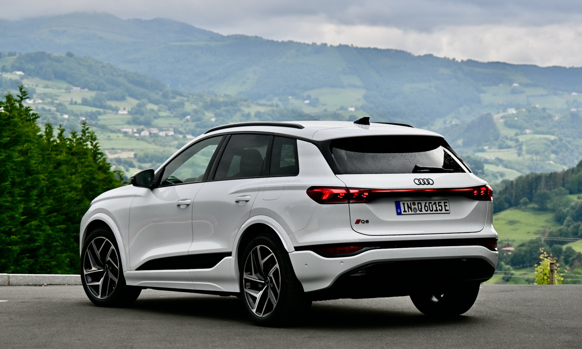 Q6 e-tronクワトロのボディサイズは4771×1939×1648mm（全長×全幅×全高）、ホイールベースは2899mm