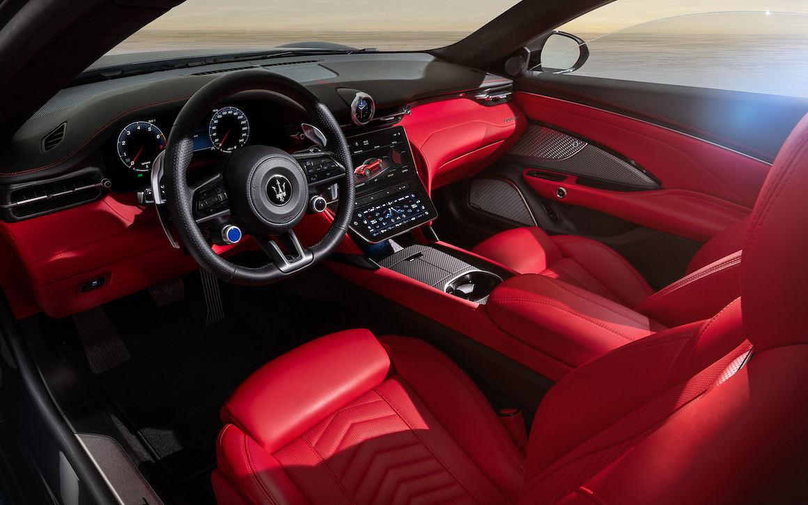 インテリアでは12.3インチのセントラルディスプレイと8.8インチのコンフォートディスプレイからなるデュアルタッチスクリーンを搭載。オーディオはソナス・ファベールシステムで、優れたリスニングエクスペリエンスを提供する