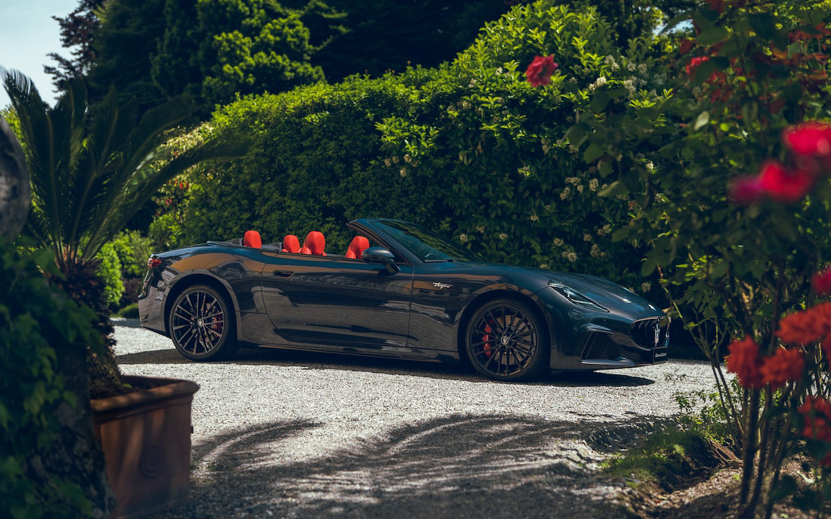 今回試乗したのはV型6気筒3.0リッター ネットゥーノエンジンを搭載する「グランカブリオ・トロフェオ」。日本でも受注を開始しており、価格は3120万円～。ボディサイズは4966×1957×1365mm（全長×全幅×全高。全幅はサイドミラー含まず）、ホイールベースは2929mm