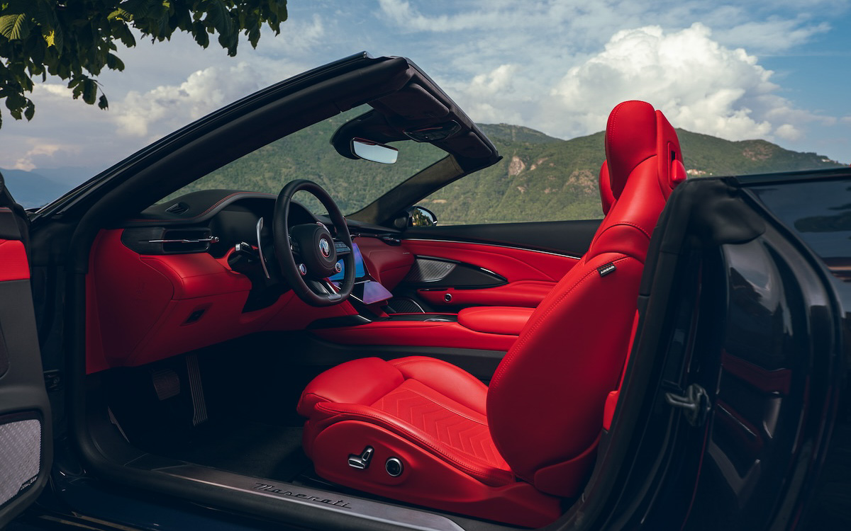 インテリアでは12.3インチのセントラルディスプレイと8.8インチのコンフォートディスプレイからなるデュアルタッチスクリーンを搭載。オーディオはソナス・ファベールシステムで、優れたリスニングエクスペリエンスを提供する