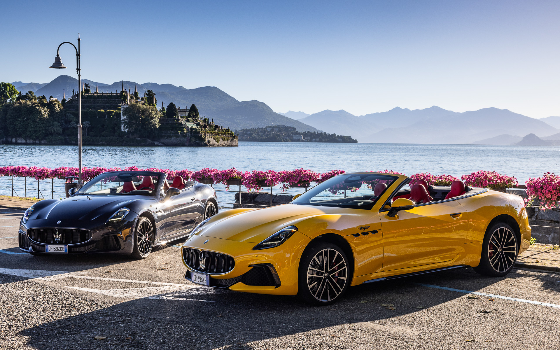 キャンバスルーフはブラック、ブルー、マリーン、チタングレー、グレージュ、ガーネットの5色から選択可能で、ソフトトップは50km/h以下で操作可能。ソフトトップは14秒で開き、16秒で閉じる