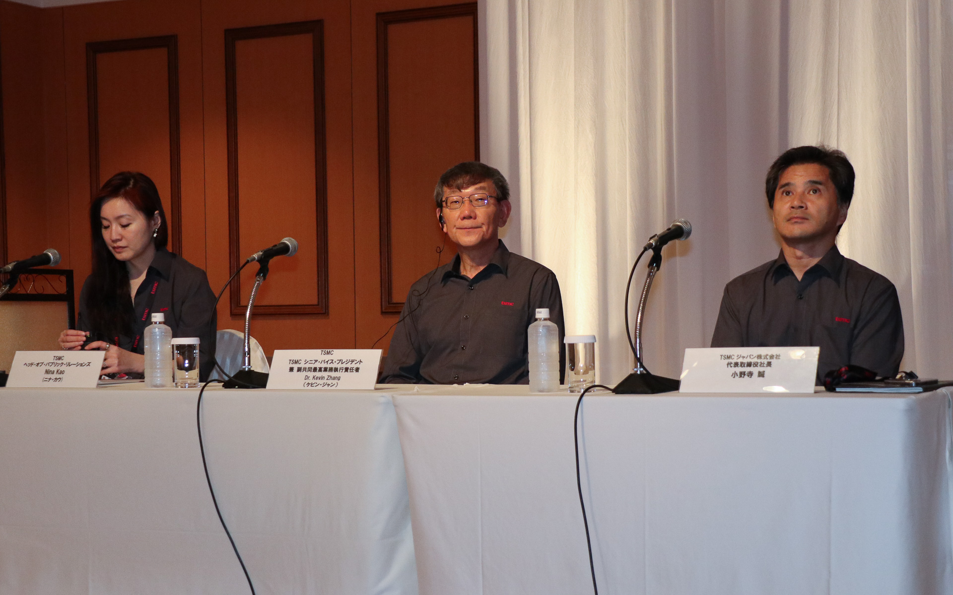 質疑応答でもジャン氏が中心となって回答を行なった