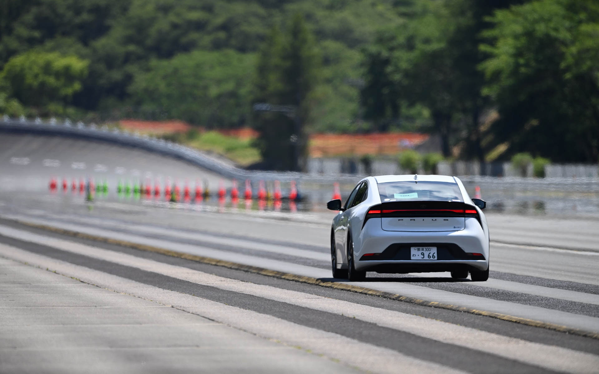 音評価にはプリウスを使用して205/45R17の3種類のタイヤを特殊路面で評価した