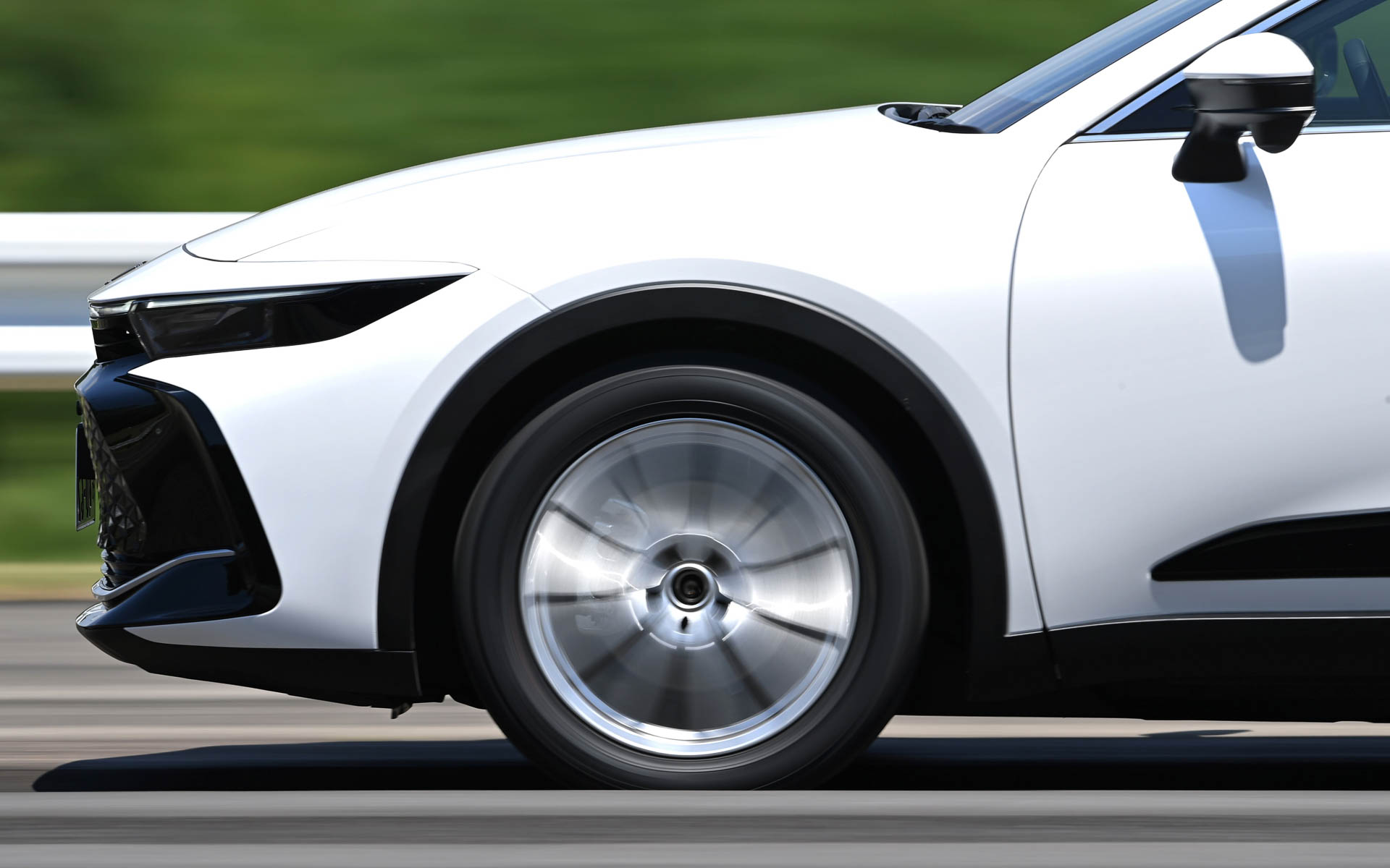 乗り心地評価はクラウン・クロスオーバーで構造違いの3種類のADVAN dB（225/55R19）を乗ってみた