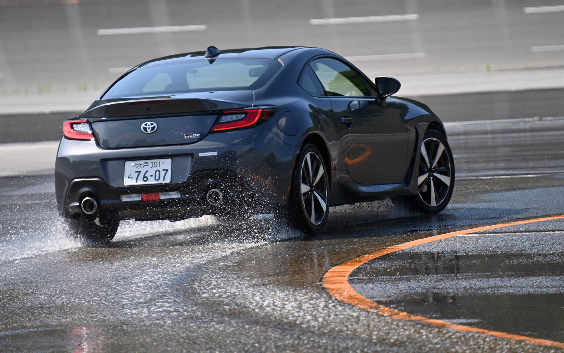 GR86は溝が少ないけどウェットグリップ性能のラベリングはaのADVAN NEOVAはいかに？