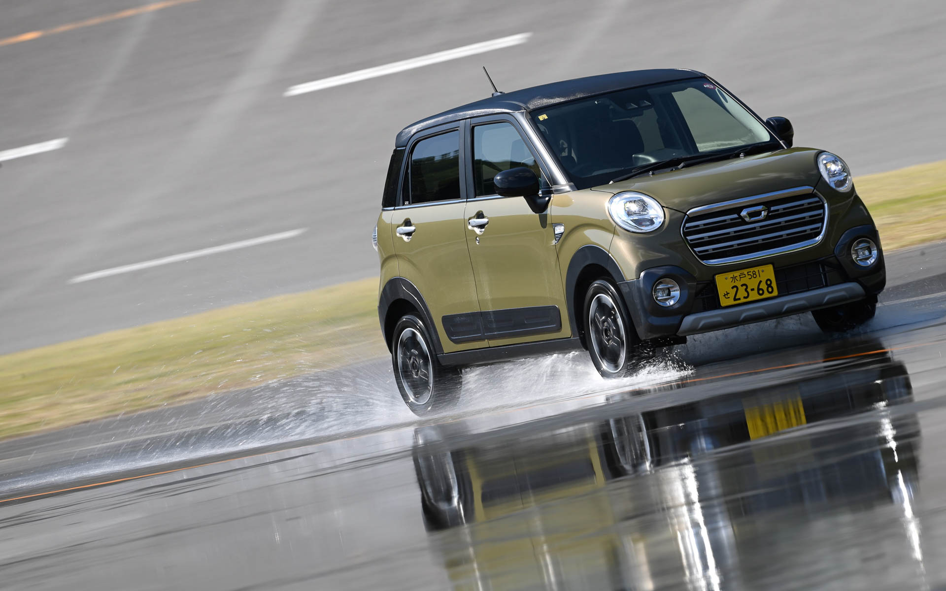 軽量で走りやすそうなキャストはウェットグリップ性能aのRV03Aを履く