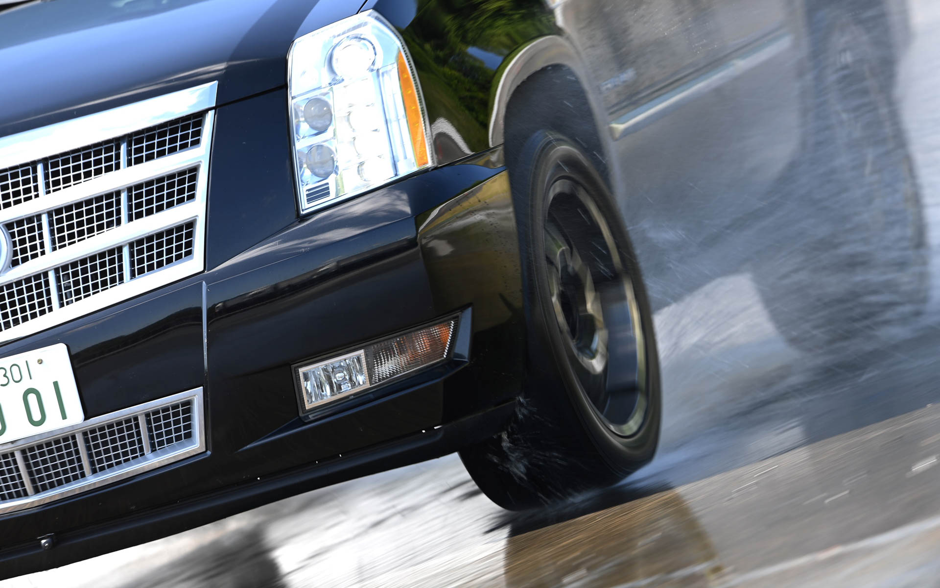 豪快に走るエスカレード。水膜を押しのけて409PSが疾走する