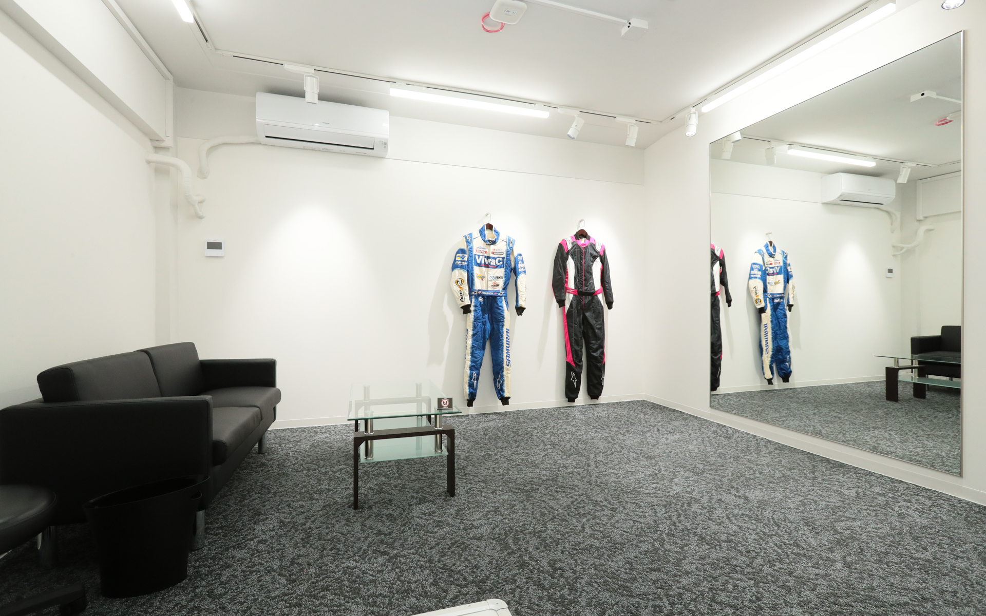 広いフィッティングルームも完備。チームドライバーが複数人いても同時にフィッティング可能だ