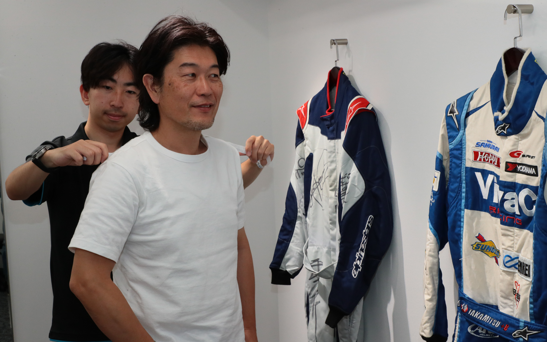 肩幅やウエストまわりなどアパレルを購入するのと同じように採寸を行なうことで、自分にピッタリなレーシングスーツを見つけられる