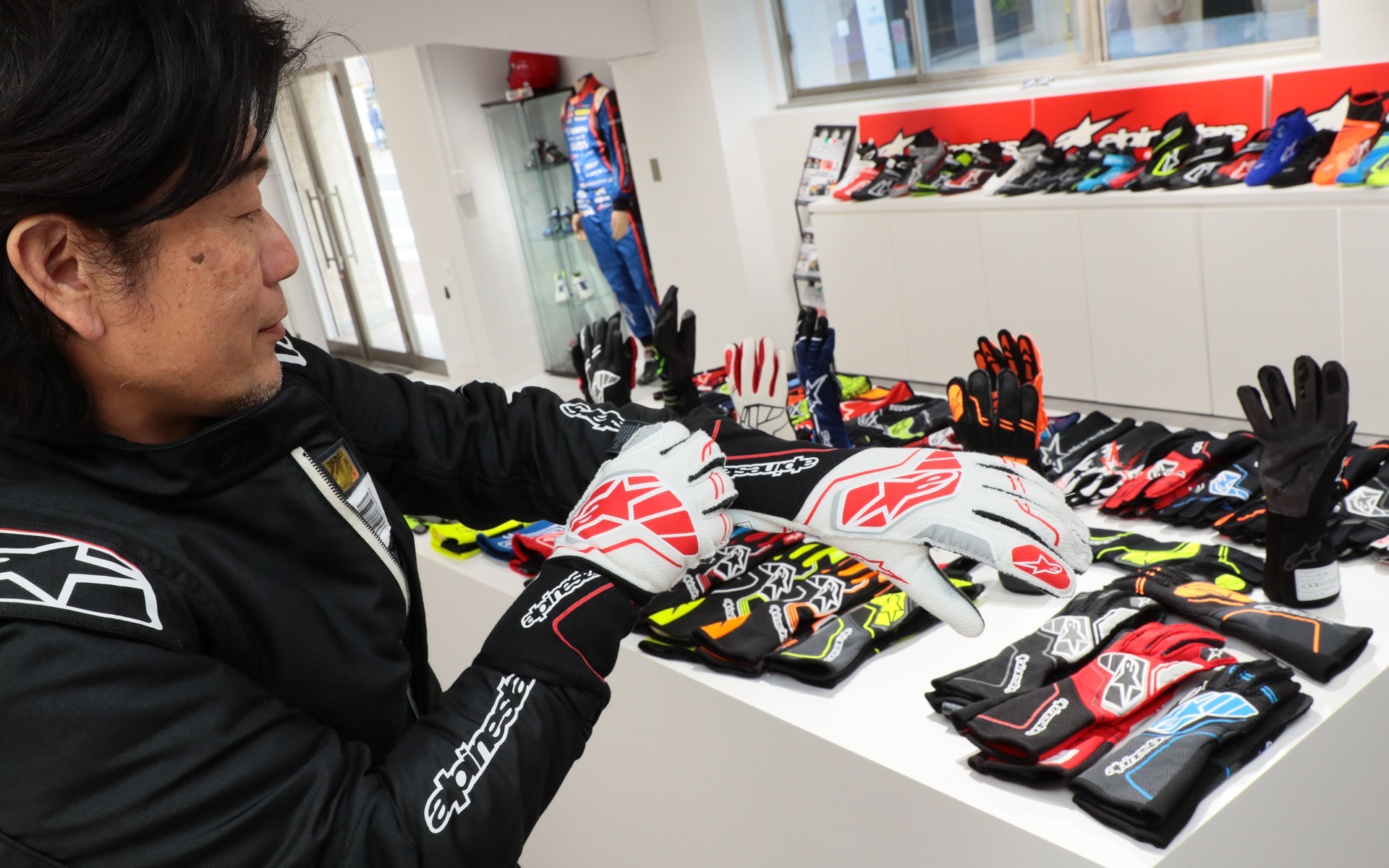 レーシンググローブはステアリングを握った状態でフィットするように生地を裁断して作られているのだ