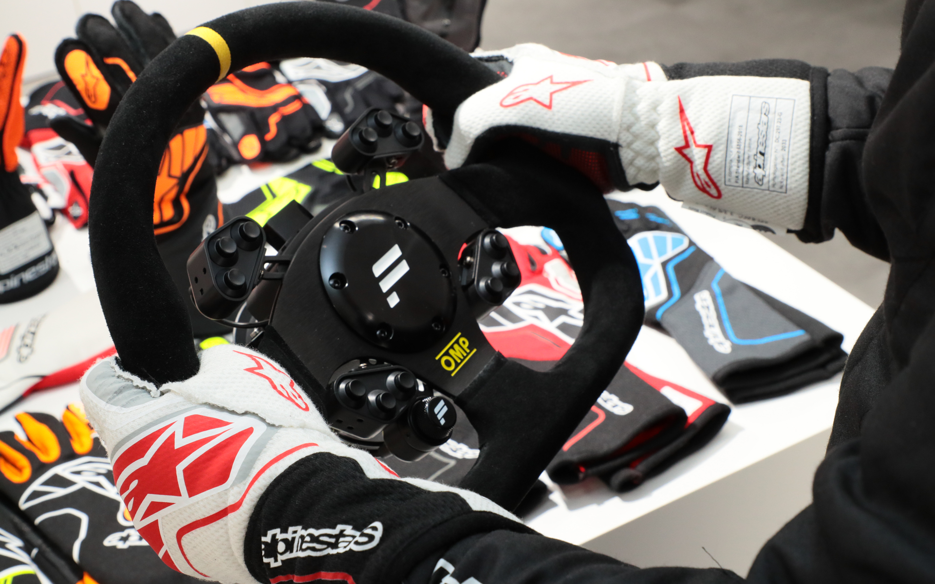 レーシンググローブはステアリングを握った状態でフィットするように生地を裁断して作られているのだ