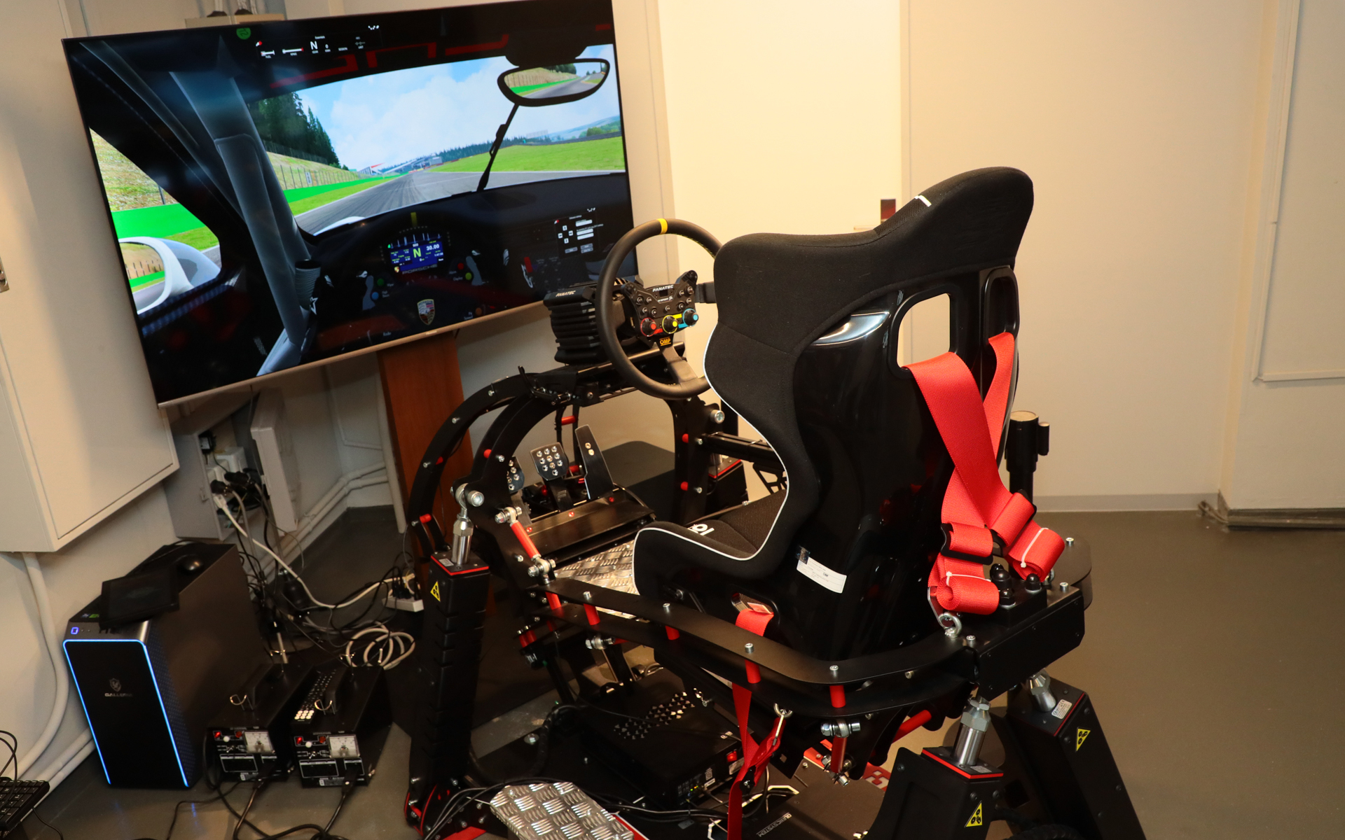 コンパクトサイズと静粛性が高い「QS-V20」。モニターなど周辺機器は予算に合わせて変更可能