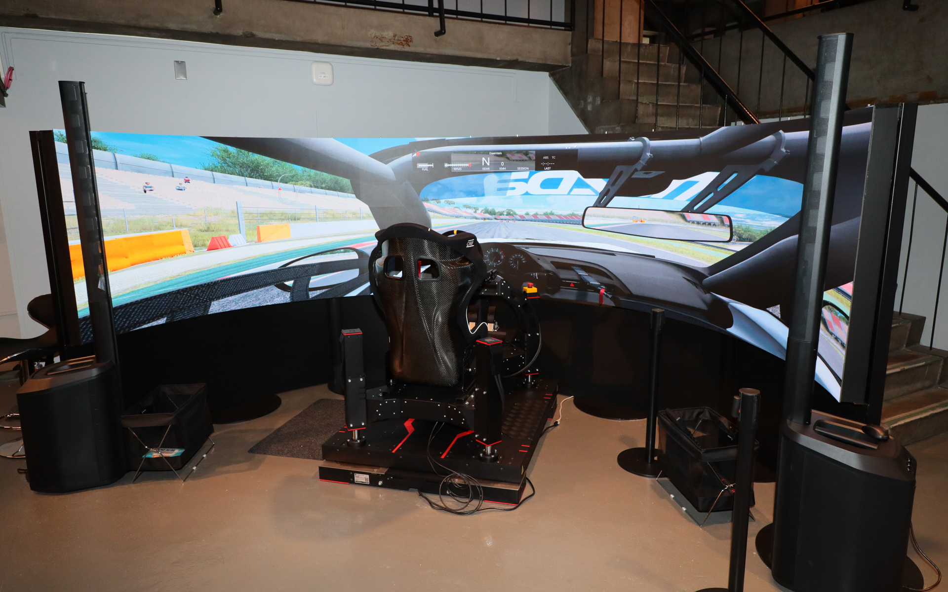 湾曲した大画面モニターと左右に設置した大型スピーカーにより、大迫力のドライビングを体験できる