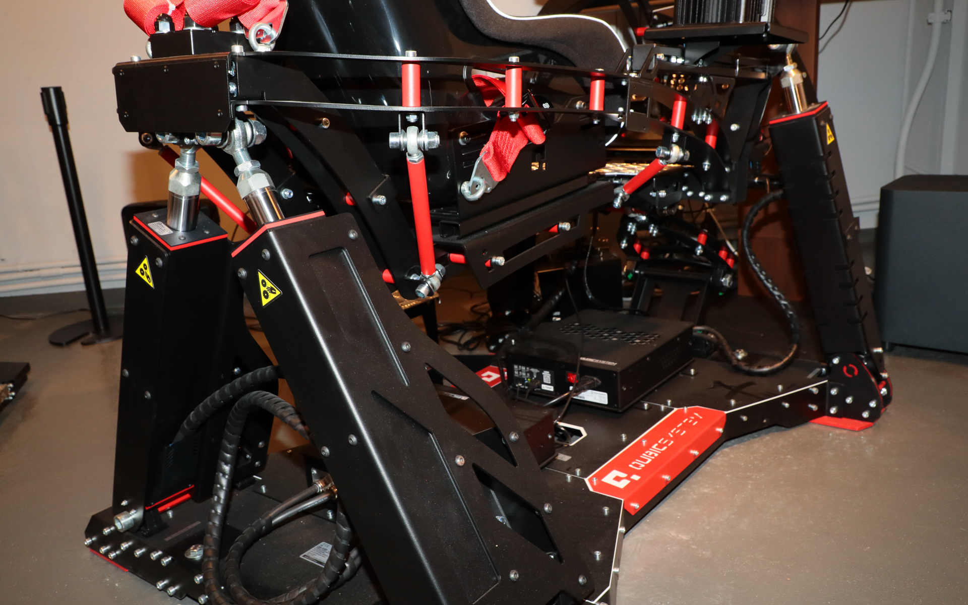 横から見ると、宙に浮いたシートに乗っているように見える「QS-V20」