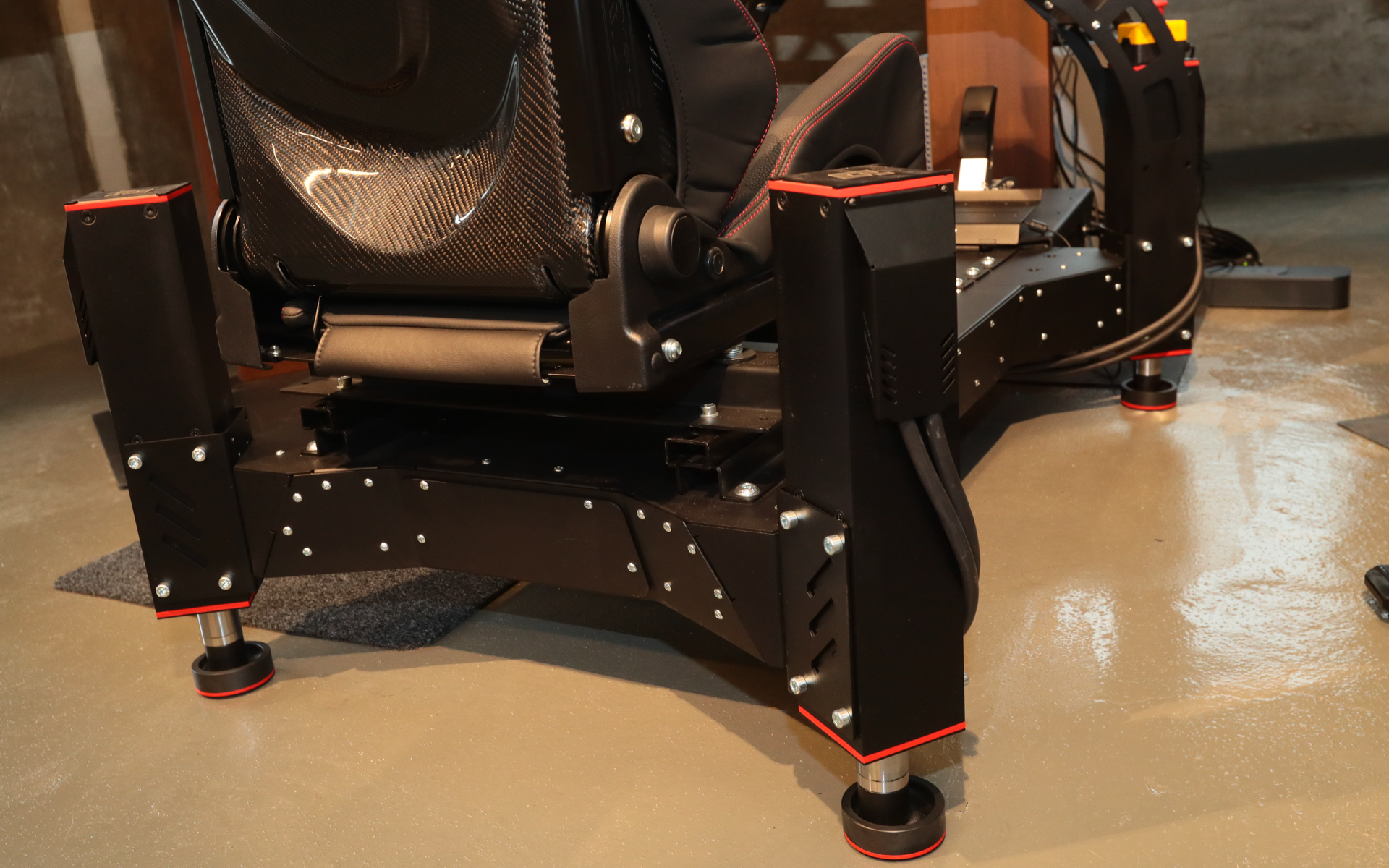 構造はいたってシンプルで、4本の足がそれぞれ上下に稼働する